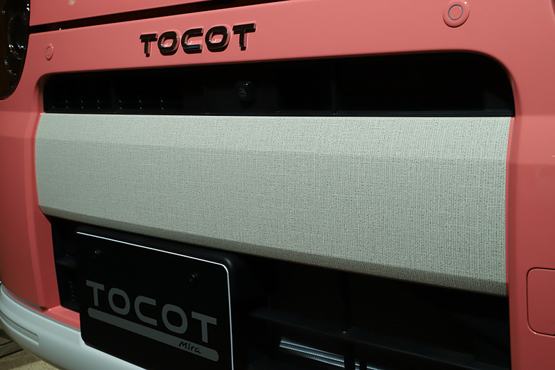 キャンバス地調で布のような素材感と触感にこだわった「デザインフィルムトップ」は一部のボディカラーにオプション装着可能