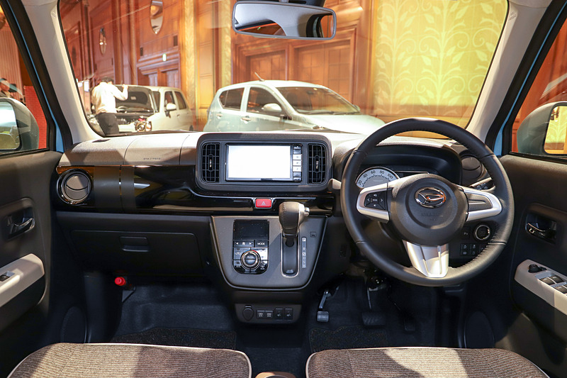 クールスタイルではブラックの革巻ステアリングを装着し、インパネ周辺もブラックとなる