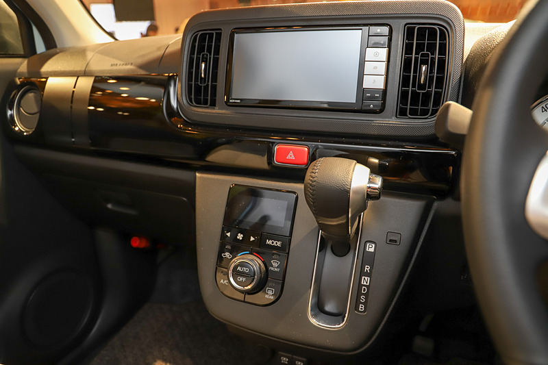 クールスタイルではブラックの革巻ステアリングを装着し、インパネ周辺もブラックとなる