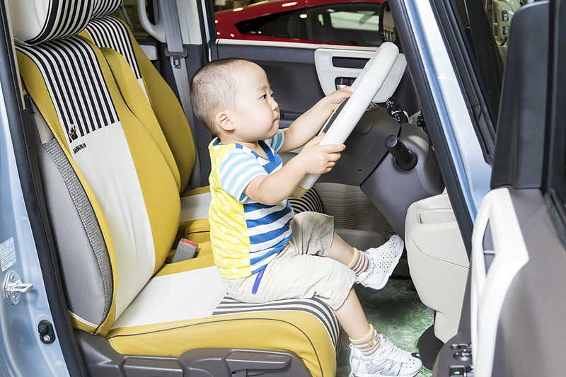 真剣なまなざしでステアリングを握るマサナリ