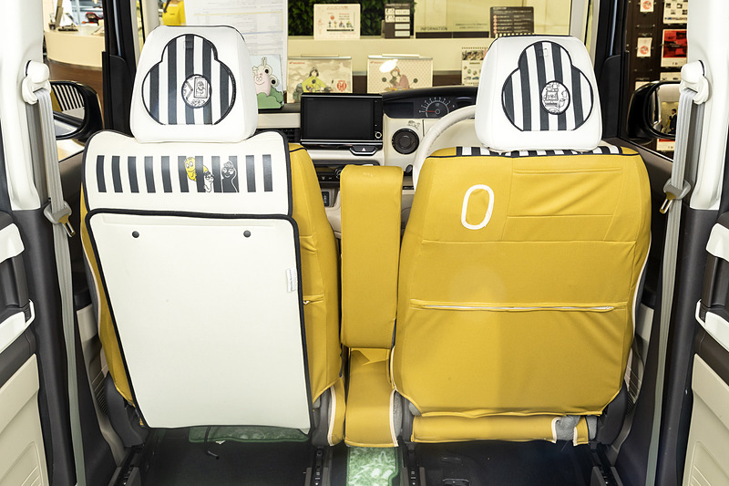 シートカバーの背面。助手席側に装着されているベージュのアイテムは「キックガード」。左右兼用で6480円/枚