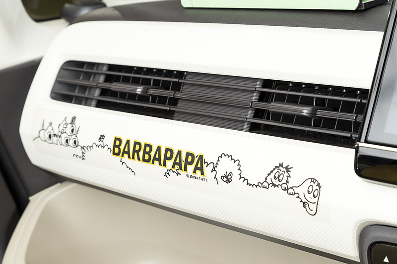 「インテリアパネル」（1万7280円）と3枚セットの「インテリアステッカー」（5400円）