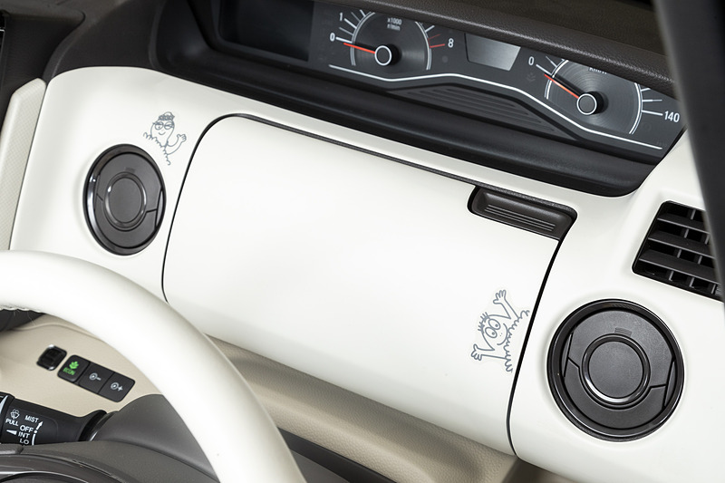 「インテリアパネル」（1万7280円）と3枚セットの「インテリアステッカー」（5400円）