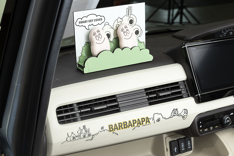 展示用のスタンドに置かれた「キーカバー」（3996円）はシリコン製で、やわらかな手触りはバーバパパのイメージにぴったり