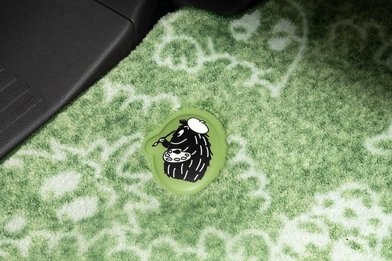 車内のシートやカーペットマットなどに「隠れバーバパパ」が用意され、子供と一緒に見つける楽しさもある