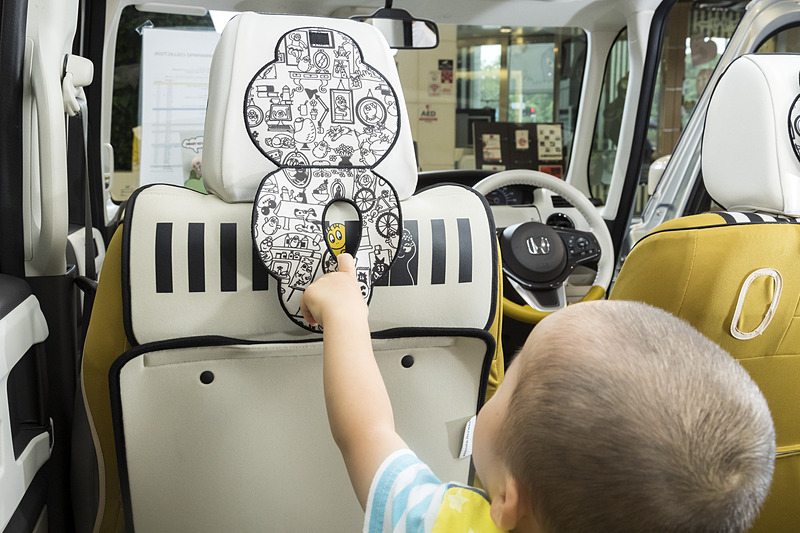 シートカバーのフロントヘッドレストは一部がめくれるようになっており、表のストライプと絵柄が変わる仕掛けが施されている。フラップに設定された穴は、めくって下げるとキックガードの「バーバズー」が顔を覗かせるといった遊び心がたっぷり