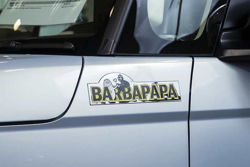 ハイボスカル樹脂製の4種類の「エンブレム」はセットで8640円。バーバモジャはリアハッチのオープナーの位置を指さしており、機能性もさりげなく高めている