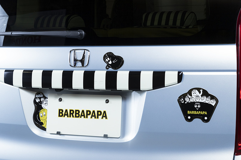 ハイボスカル樹脂製の4種類の「エンブレム」はセットで8640円。バーバモジャはリアハッチのオープナーの位置を指さしており、機能性もさりげなく高めている