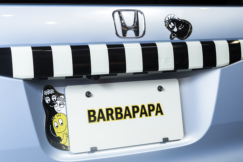 ハイボスカル樹脂製の4種類の「エンブレム」はセットで8640円。バーバモジャはリアハッチのオープナーの位置を指さしており、機能性もさりげなく高めている