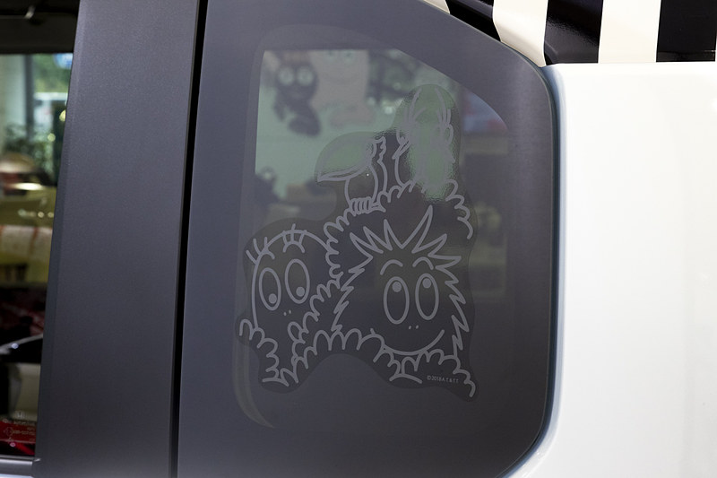 リアクォーターウィンドウのステッカーは、車外からはさりげないが、車内から見るとはっきり姿が浮かび上がるようになっている