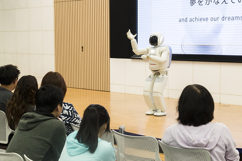 ステージ上では基本的に毎日、午前と午後の決まった時間にアシモによるデモンストレーションを実施