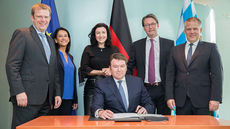 アウディ AG 暫定取締役会会長兼セールス＆マーケティング担当取締役のアブラハム・ショット氏（写真中央）