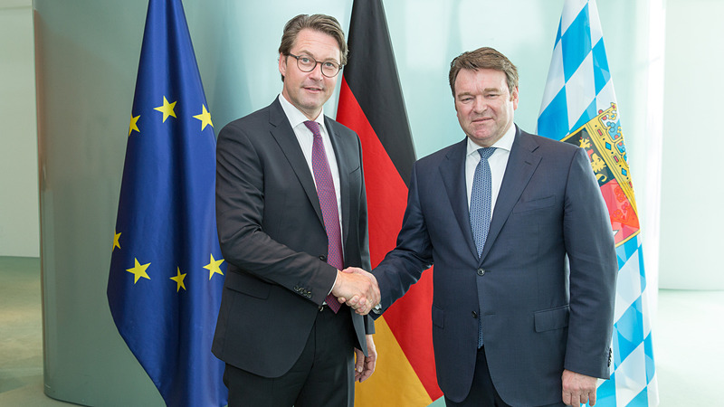 ドイツ連邦運輸大臣のアンドレアス・ショイヤー氏（左）、アウディ AG 暫定取締役会会長兼セールス＆マーケティング担当取締役のアブラハム・ショット氏（右）