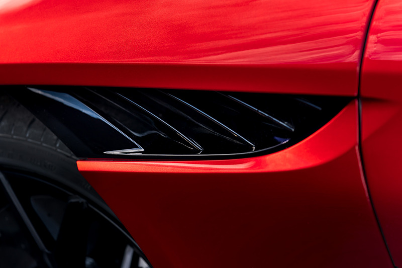 空力特性を向上させるアイテムを装着して、最高速度で走行している時のダウンフォースは、量産アストンマーティン史上最高の180kgを達成