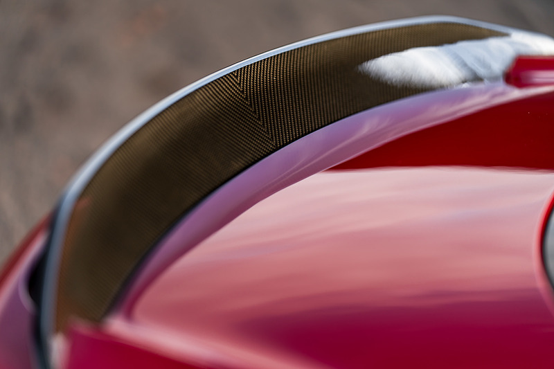 空力特性を向上させるアイテムを装着して、最高速度で走行している時のダウンフォースは、量産アストンマーティン史上最高の180kgを達成