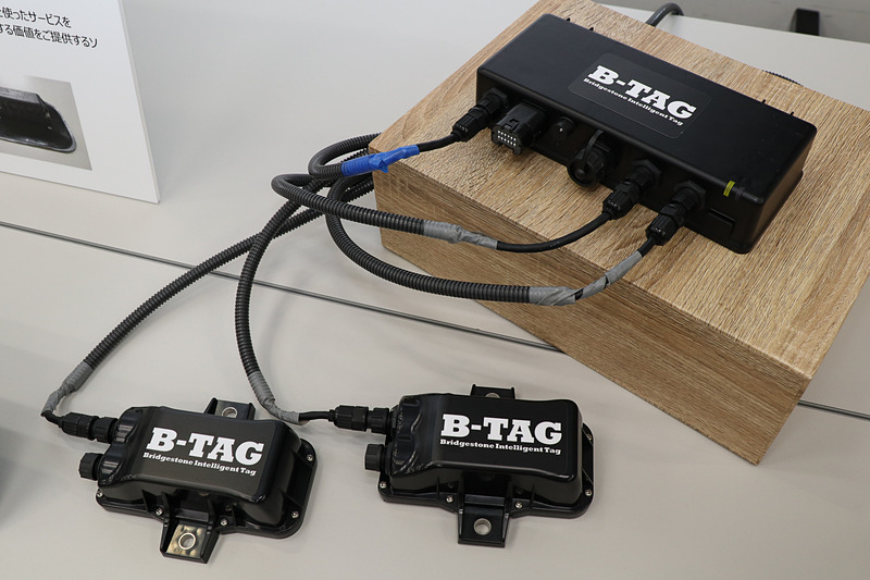 会場内で展示されたデジタルトランスフォーメーションの関連製品。こちらはB-TAGのセンサーとハンディモニター