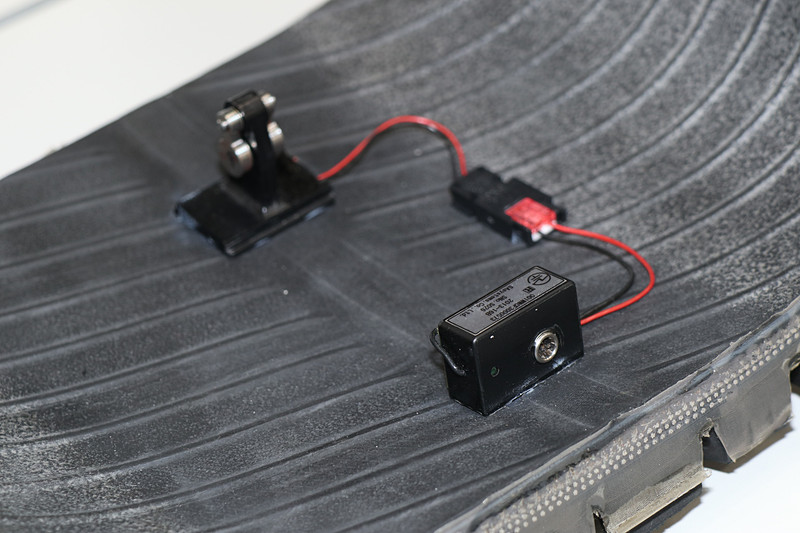 カットされたタイヤの内側に設置されたCAISのセンサー