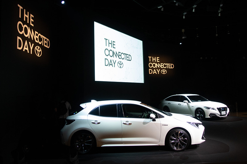 トヨタが初代コネクティッドカーと位置付ける「カローラ スポーツ」（手前）と「クラウン」（奥）