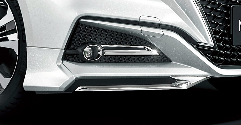 フロントウイングスポイラー、塗装済：5万4000円、素地：4万8600円