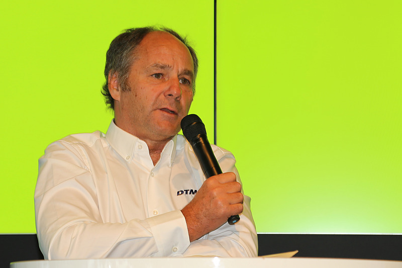 坂東正明氏（左）とゲルハルト・ベルガー氏（中央）による会見シーン