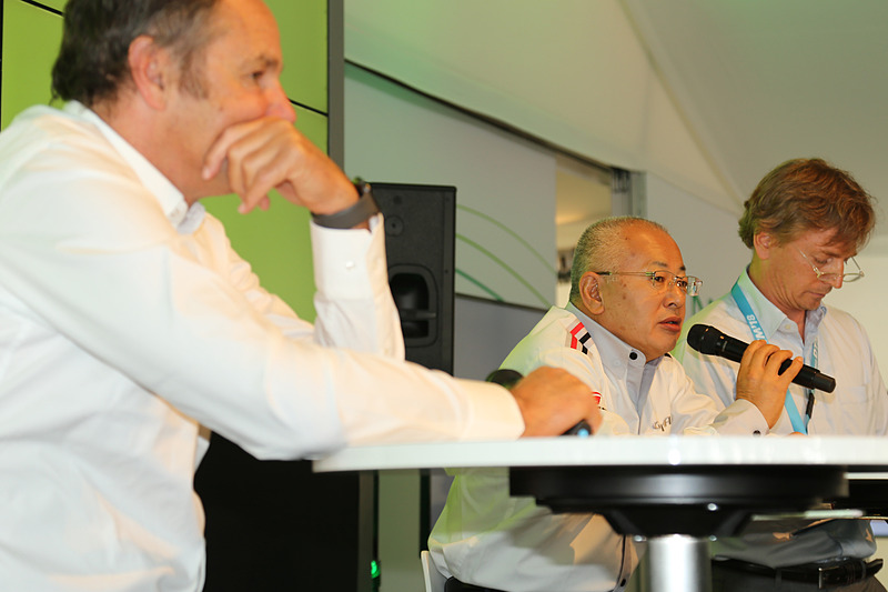 坂東正明氏（左）とゲルハルト・ベルガー氏（中央）による会見シーン