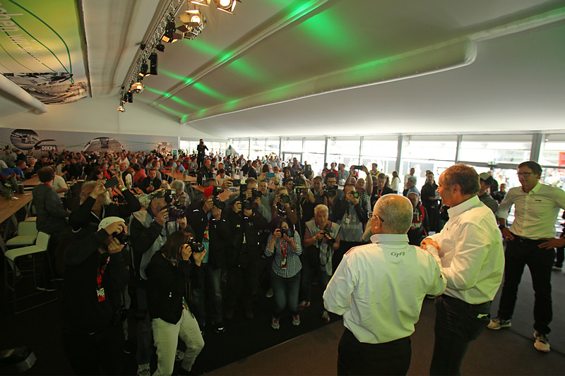 技術規則書の交換シーン