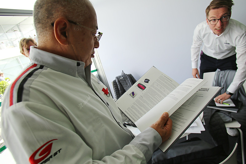 「クラス1」共通レギュレーションの技術規則書に目を通す坂東代表