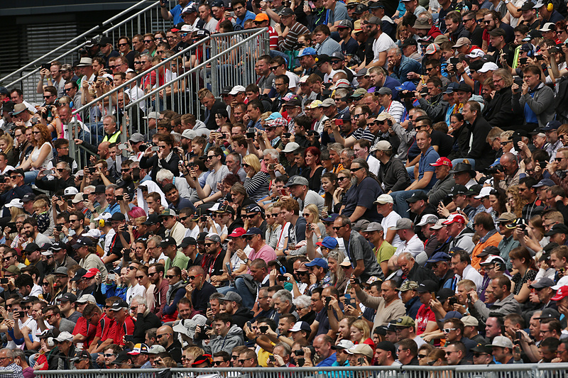 満員の観客がスタンドを埋めた