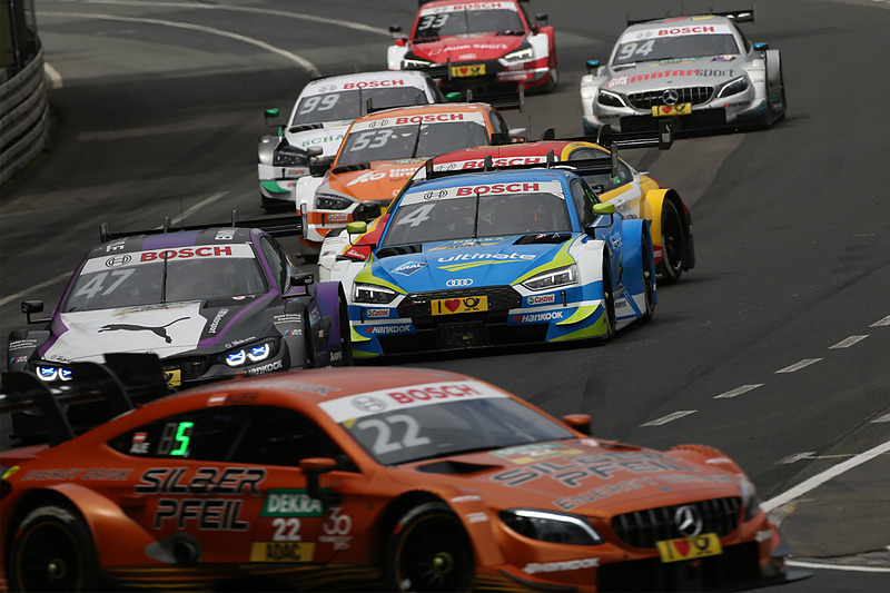 難しいブレーキングのボジション争いで、インからアウトにラインが入れ替わるBMWのオーグスト・ファウス