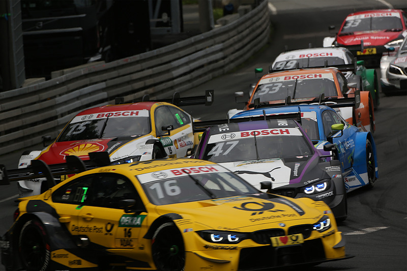 難しいブレーキングのボジション争いで、インからアウトにラインが入れ替わるBMWのオーグスト・ファウス