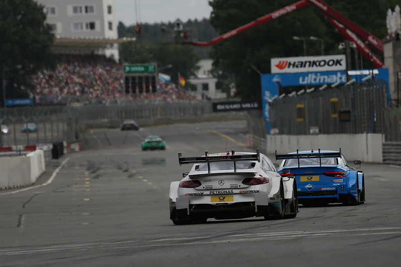 コーナーから立ち上がってストレートを駈け抜けるマシンのバックショット