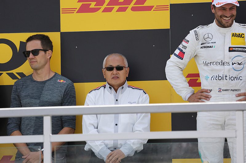 優勝トロフィのプレゼンターを務めたGTA 坂東代表