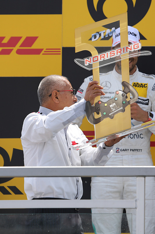 優勝トロフィのプレゼンターを務めたGTA 坂東代表