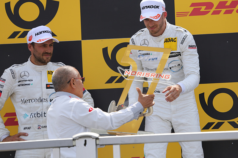 優勝トロフィのプレゼンターを務めたGTA 坂東代表