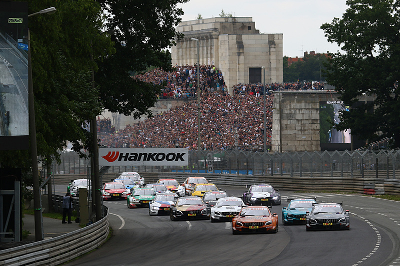 レース2のスタートシーン。3番手スタートのルーカス・アウワー（ゼッケン22）とダニエル・ジュンカデラによるトップ争い