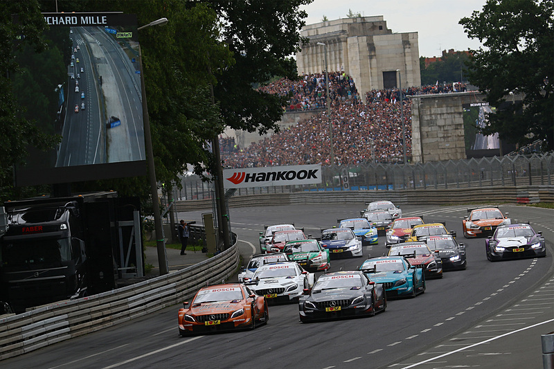 レース2のスタートシーン。3番手スタートのルーカス・アウワー（ゼッケン22）とダニエル・ジュンカデラによるトップ争い