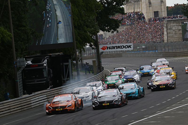 レース2のスタートシーン。3番手スタートのルーカス・アウワー（ゼッケン22）とダニエル・ジュンカデラによるトップ争い