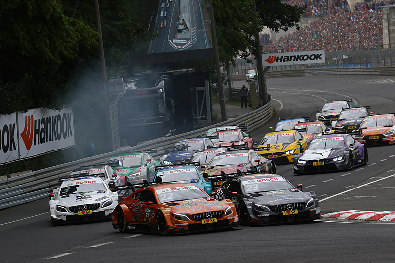 レース2のスタートシーン。3番手スタートのルーカス・アウワー（ゼッケン22）とダニエル・ジュンカデラによるトップ争い