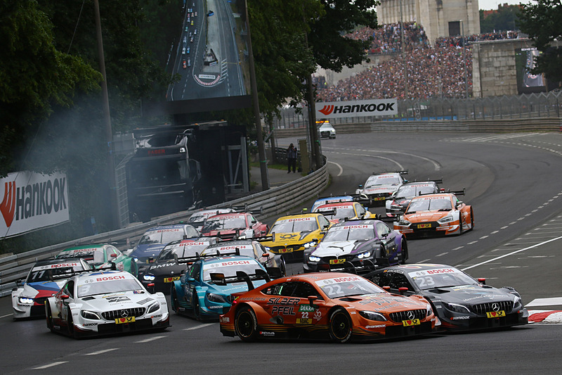 レース2のスタートシーン。3番手スタートのルーカス・アウワー（ゼッケン22）とダニエル・ジュンカデラによるトップ争い