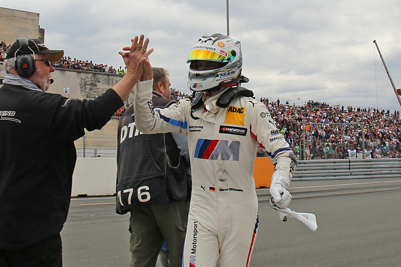 優勝して観客にファンサービスした後、マーシャルとハイタッチするマルコ・ウィットマン