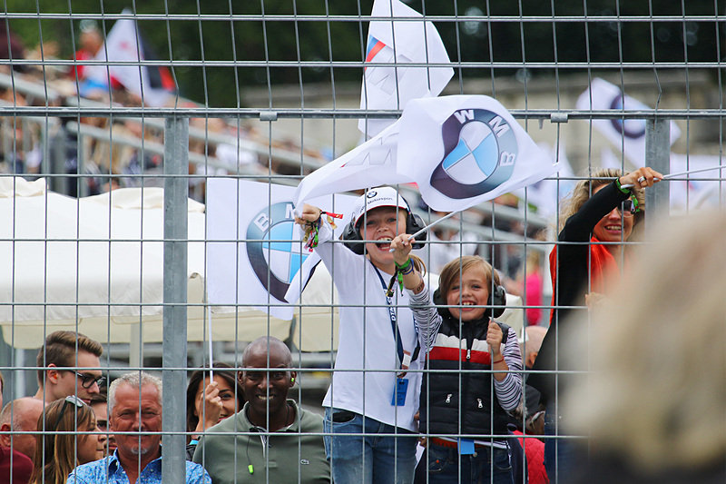 近郊出身のマルコ・ウィットマンの優勝を祝福する観客