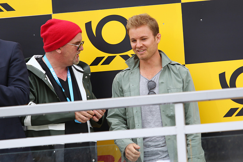 レース2の優勝トロフィプレゼンターはニコ・ロズベルグ