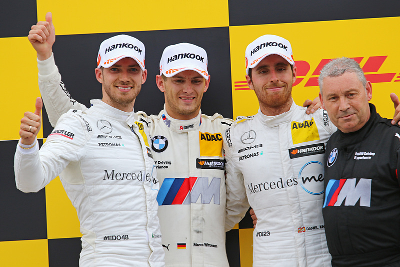 レース2の優勝トロフィプレゼンターはニコ・ロズベルグ