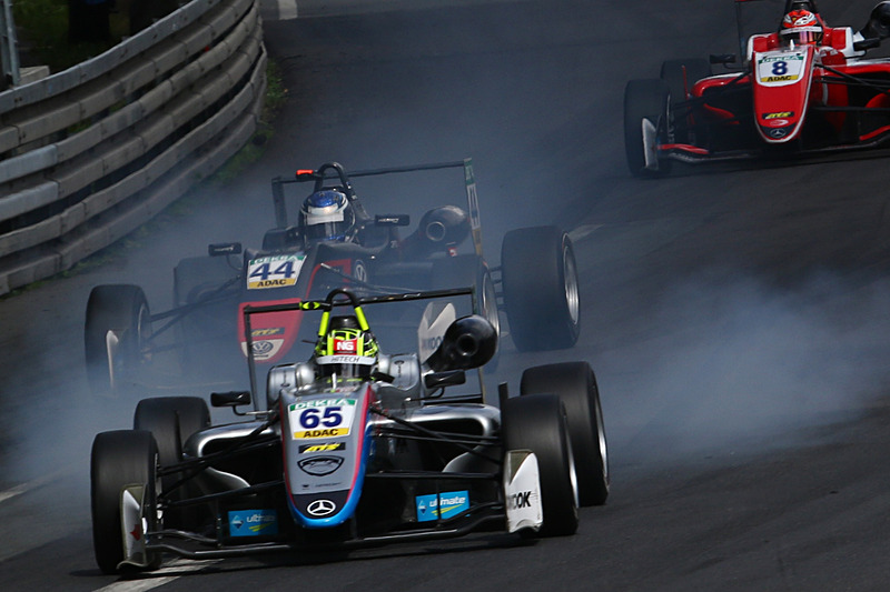 FIA F3 ユーロシリーズ第3戦で繰り広げられたルーキーによるトップ争い。ゼッケン65のエナーム・アフメッドの激しいブレーキングにも冷静なゼッケン44のジュリ・ヴィプス