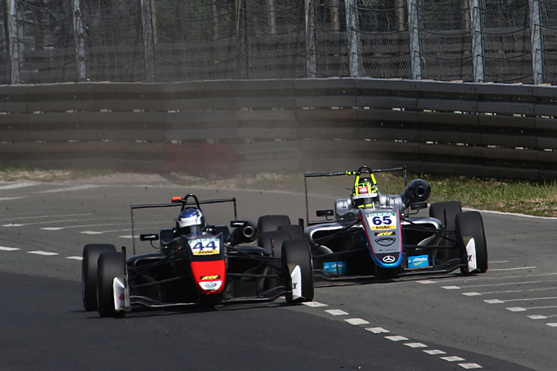 ゼッケン44のジュリ・ヴィプスのプッシュでゼッケン65のエナーム・アフメッドがアウトに膨らみジュリ・ヴィプスがトップに浮上