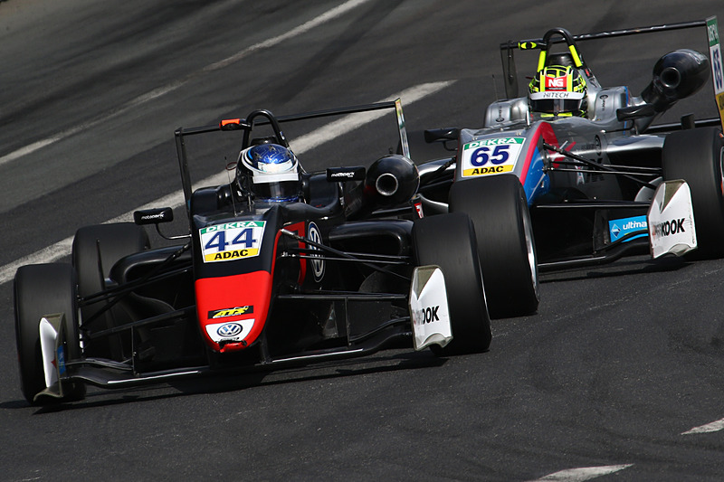 ゼッケン44のジュリ・ヴィプスのプッシュでゼッケン65のエナーム・アフメッドがアウトに膨らみジュリ・ヴィプスがトップに浮上