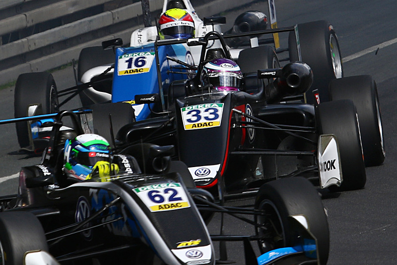 レース2で、8位でチェッカーを受けた佐藤万璃音（ゼッケン33）