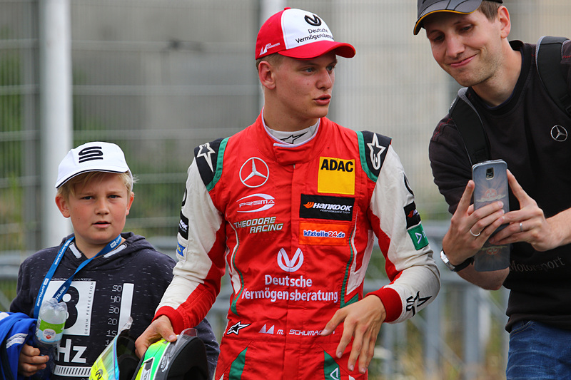 レース2で、10位でチェッカーを受けたミック・シューマッハ（ゼッケン4）