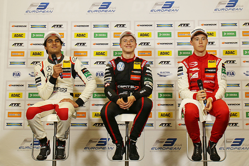 レース2のルーキー3人、優勝のジュリ・ヴィプス（中央）、2位エナーム・アフメッド（左）、3位マルカス・アームストロング（右）