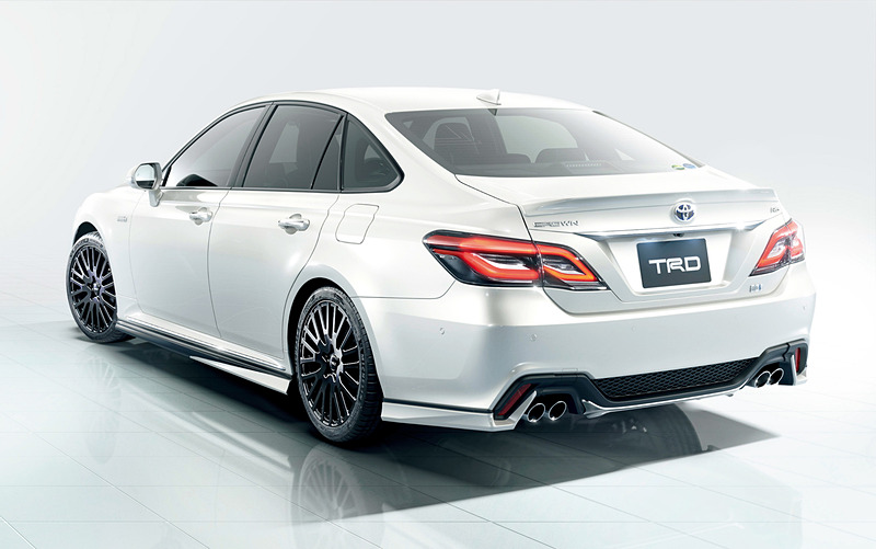 フロントスポイラー、サイドスカート、リアバンパースポイラーをセットにした「エアロパーツセット」：塗装済18万5000円（税別）、素地17万5000円（税別）、BLACK EDITION18万5000円（税別）。RSグレード装着例